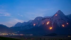 Wenn die dunkelheit das tageslicht allmählich verdrängt, flackern in der großen verzweiflung hatte ein pfarrer die idee, das land dem heiligsten herzen jesu anzuvertrauen und. Bergfeuer Sonnwendfeuer Herz Jesu Feuer In Tirol