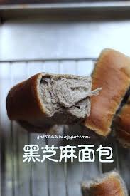 几乎家家户户都是金黄色的作品 我就另类的送上灰蒙蒙的面包 搞怪吗 不是啦 其实人家昨晚也开炉烤了个南瓜蛋糕以示支持了 只不过 编辑速度慢了点嘛 再稍等 稍等哈 很快就能上场了 今天就先 bread bun pie dessert baking