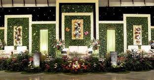 Apakah anda mau dekorasi yang bersifat internasional, tradisional, atau perpaduan dari keduanya. Dekorasi Pelaminan Elegan Rumah Safa Wedding