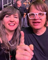 Leslie Sisson's Instagram, Twitter & Facebook