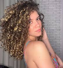 Corte em camadas para cabelo cacheado: 30 fotos + dicas imperdíveis