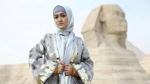 Sejak kecil, anniesa hasibuan pandai menggambar sketsa desain baju. Pakai Dress Bak Ratu Mesir Ini 5 Baju Rancangan Anniesa Hasibuan Dipakai Julia Perez Sebelum Wafat Tribun Sumsel