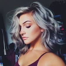 Grey hairs come from a lack of melanin in the pigment of our hair. O Cabelo Cinza Voce Gabriela Ganem Consultoria De Imagem Short Hair Styles Hair Styles Silver Hair Color