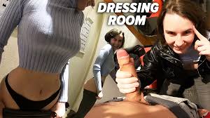 Sexe réel, pipe en public en POV dans la cabine dessayage - Darcy Dark