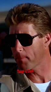 Charity Jones doit écrire un article sur Erik Gallagher, qui distribue des  milliers de cadeaux chaque année pour Noël. Mais d'où viennent ces cadeaux  ? 😏 ⏰📺 Coup de foudre pour l'apprenti