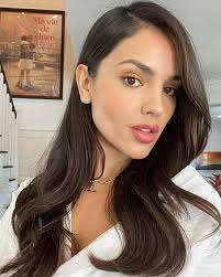 Eiza Gonzalez, attrice messicana, spasso, abito bianco, ritratto di Eiza  Gonzalez, attrice popolare, star di Hollywood, star messicana Sfondo HD