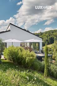 I read that in german you say zu hause for at home (unless you're talking about movement, in which case you say nach hause). Bauen Am Hang Modernes Haus Aussen Haus Hanglage Haus