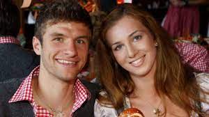 Doch thomas müller, der ohnehin einen schweren stand hatte gegen das kompakt stehende england, schiebt den ball nach einem weltklassepass von kai havertz frei vor pickford stehend nur zentimeter. Thomas Muller Ehefrau Lisa Im Tz Interview Fc Bayern