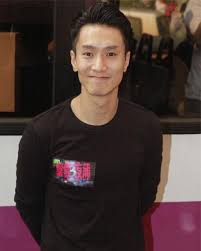 Edward chan今年進行了一個 project名為《較鐘搞嘢》，而其中一集facebook live的主題是family trip，於是edward除了請了父母到韓國旅行外，也請了jason、周錫漢（randy）及陳詠謙幾位爸爸／準爸爸同行，在旅程中眾人更做了一個天台 facebook live，表演了一. é™³æŸå®‡é£›æ©Ÿé ­é«®åž‹å¸¥æ°£é€¼äºº æ¯æ—¥é ­æ¢