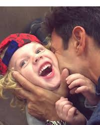 Mariano Martinez y sus hijos en Disney