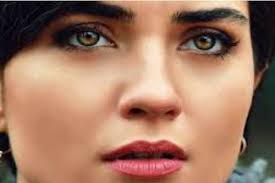 Baba (?) ve anne(?) 'nin kızı 2021 yılında aktris olarak çemberimde gül oya ile ünlüdür<. Tuba Buyukustun Askina Anne Engeli Kadin Unluler Guzel Kadinlar