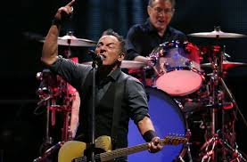 Bruce springsteen — hungry heart 03:19 bruce springsteen — the river 05:01 bruce springsteen — born to run 04:30 Bruce Springsteen In Typischer Pose Hier Bei Seiner E Street Band Spielt Die Musik Stuttgarter Nachrichten