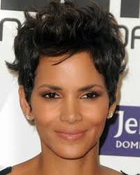 Rien de tel qu'une coupe de cheveux parfaitement bien réalisée pour rajeunir son visage de quelques années. Coupe Courte Femme Black Visage Rond Contoh Blog