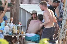 Ia baru jadian dengan jack grealish sebelum sasha attwood merupakan model fesyen dan influencer. Meet Jack Grealish S Girlfriend Sasha Atwood A Childhood Lover With Him At Mikonos London News Time