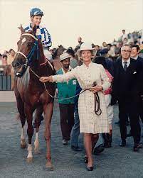 In the movie, secretariat trails the kentucky derby field for the first half of the race then stages a dramatic come from behind win. Secretariat Besitzerin Penny Chenery Im Alter Von 95 Jahren Verstorben Propferd At Osterreichs Unabhangiges Pferde Portal News Aktuelle News