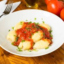 Gnocchis De Pommes De Terre Et Sauce Aux Tomates Fraiches Recette En 2020 Gnocchis Pomme De Terre Pomme