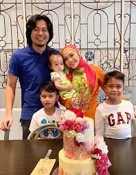 Sari yanti is an actress, known for misteri jalan lama (2011), impak maksima (2007) and ini harta haji nana yang punya (2014). Tahniah Walaupun Tanpa 1 Tiub Fallopian Sari Yanti Hamil Anak Ke 4 Nona