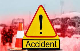A woman died in a car accident of a family returning from Vrindavan to Greater Noida | ग्रेटर नोएडा में तेज रफ्तार का कहर : वृंदावन से लौट रहे परिवार की कार