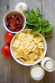 ravioli with creamy sun dried tomato and basil sauce rezeptideen rezepte lebensmittel essen