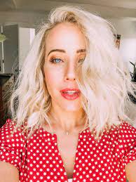 Tips for curling short hair with a wand to get messy looking curls and fave shampoo, conditioner and hair mask for keeping my blonde healthy and ashy toned. How To Curl Short Hair With A Curling Wand Twist Me Pretty