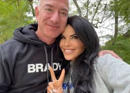 Jeff Bezos, la compagna Lauren Sánchez: «Mi rifiutarono come hostess a  causa del mio peso, allora diventai pilota». La prima intervista