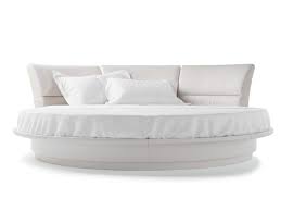 Il letto rotondo fluttua, sospeso una sola gamba, dà forma e leggerezza ai sogni. Letto Matrimoniale Rotondo Lullaby Due Poltrona Frau