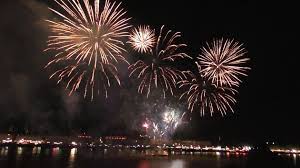 Le feu d'artifice du 14 juillet est une tradition française. Feux D Artifice Du 14 Juillet A Bordeaux Et En Gironde Demandez Le Programme