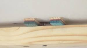 Beim Decke Abhangen Werden Distanzplattchen Statt Holzkeile Verwendet Trockenbau Decke Maurerarbeiten