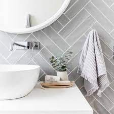 quick step pvc vloer ambient minimal lichtgrijs amcl40139 in een moderne badkamer vind hier jouw fav vinyl vloerbedekking badkamer vloer badkamer modern