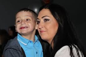 Sara davies mbe is a british businesswoman, entrepreneur, and television personality. Dragon S Den Star Sara Davies Kind Gift To Bradley Lowery S Priceless Family Chronicle Live