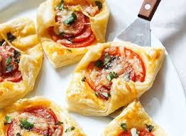 Recette Bouchees Tomates Au Basilic Et Pepperoni Best Appetizer Recipes Brunch Recipes Easter Brunch Food