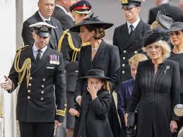 Kate und Meghan mit rührender Geste für die Queen – süße Botschaft von  Prinzessin Charlotte