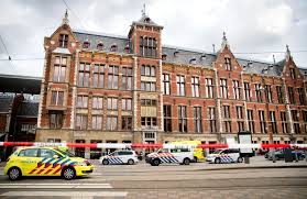 Het onderzoeksteam onder leiding van het openbaar ministerie heeft op dit moment geen directe aanwijzingen dat bij de steekpartij in amsterdam sprake was van een terroristisch motief. Verdachte Steekpartij Bij Amsterdam Cs Had Terroristisch Motief Trouw