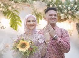 Gamis terbaru 2019 atasan cardigan tunik. Gegerkan Publik Dengan Tampil Berhijab Di Hari Pertunangannya Artis Cantik Ini Bongkar Alasannya Mau Nikah Muda Bukan Karena Terburu Buru Semua Halaman Pop Grid Id