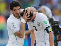 Suarez beißt sich zu seinem tor :d. Luis Suarez Beisst Gegen Italien Biss Gegen Giorgio Chiellini Der Spiegel