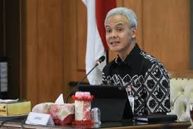 Gubernur jawa tengah, ganjar pranowo saat sidak di samsat kota magelang memergoki warga yang memberikan uang rp 50 ribu kepada petugas, rabu (5/10/2016). Polisi Jateng Mulai Jagain Rest Area Gubernur Ganjar Kita Tungguin Semua Semua Halaman Otofemale