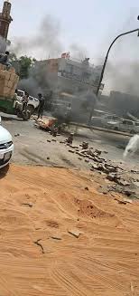 صانع الأفلام نمق خونشاو رافق دكتورة سودانية تدعى نمارق في الخرطوم بداخل الاعتصام قبل فضه، وسافر معها إلى مدينتها عطبرة، حيث أندلعت شعلة الاحتجاجات في ديسمبر/كانون الأول. Sudan News Sudan Tweet Twitter