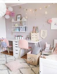 Roze Met Gouden Stoeltjes Lieve Sterretjes Met Eenvoudig Wit In Meubels Meisjeskamer Rozegoud Kind Shared Girls Room Girls Room Decor Girl Bedroom Designs