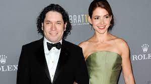 Queriendo buscar el triunfo encontramos un poco de desorden. La Esposa Del Director Venezolano Gustavo Dudamel Pide El Divorcio Bbc News Mundo