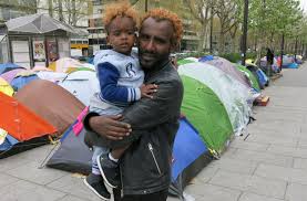 Porte D Aubervilliers Des Dizaines De Familles Migrantes Sur Le Trottoir Le Parisien