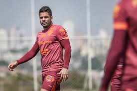 Henrique Almeida assina com novo time após dois anos de Vila