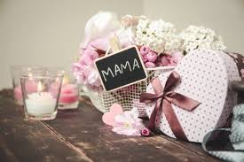 Ibu adalah sosok yang paling berjasa dalam hidup kita, sesekali kita juga perlu memberikan hadiah spesial ungkapan rasa sayang saat hari ulang tahunnya. 8 Kado Yang Cocok Untuk Ibu Di Hari Istimewanya 2018