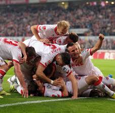A legjobbunk kell a slavia ellen. Peter Stogers Freundin Ulrike Kriegler Ich Spiele Gern Mit Dieser Blond Rosa Kombination Welt