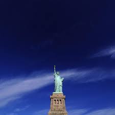 Die freiheitsstatue, auch bekannt als statue of liberty, miss liberty oder lady liberty ist eines der wahrzeichen new yorks und auf jeden fall eine der bekanntesten sehenswürdigkeiten der. 13 Kuriose Fakten Uber Die Freiheitsstatue In New York Derwesten De