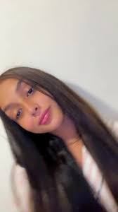 Isah Moraes Dançando com Estilo e Cores Vibrantes