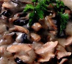 Se ia o cratita, se pune putin ulei la incins si se prajeste faina amestecand bine cu un tel sa nu se faca cocoloase ciulama de pui cu ciuperci, o mancare deosebit de gustoasa si de apetisanta. Pipote