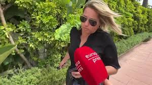 Eloísa Muñoz, preocupada y cabizbaja en su visita a Julián Muñoz en el  hospital