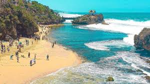 Anda bisa belok kiri sampai jalan setapak. Pantai Ngrawe Pantai Mesra Tribunnewswiki Com Mobile