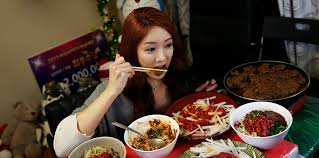 A cena (in rete) con sconosciuti. Il food porn e un cortocircuito… | by  Anna Momigliano | Medium