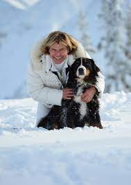 Feb 15, 2021 · 25.03.2021 mal was positives in diesen zeiten österreichs hundefreundlichstes hotel liegt im zillertal das österreichische urlaubsportal www.hundehotel.info, das knapp 700 hundefreundliche unterkünfte aus zehn europäischen ländern listet, hat zum zweiten mal die 50 beliebtesten hotels für urlaube mit dem hund mit dem hundehotel.info award ausgezeichnet. Hansi Hinterseer Mit Seinem Hund Im Schnee Film Musik Karten Echte Postkarten Online Versenden